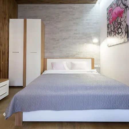 Apartment віп в центрі на вулиці проспект свободи 22 біля оперного театру біля вернісажу