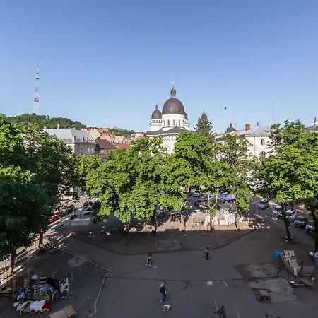 віп в центрі на вулиці проспект свободи 22 біля оперного театру біля вернісажу *