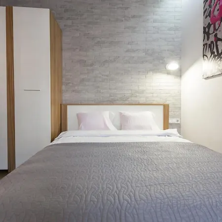 віп в центрі на вулиці проспект свободи 22 біля оперного театру біля вернісажу * Львов