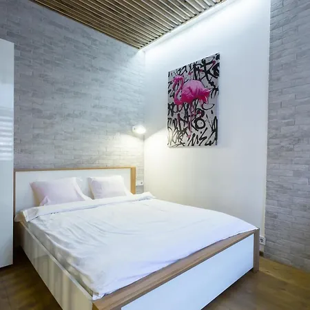 віп в центрі на вулиці проспект свободи 22 біля оперного театру біля вернісажу *