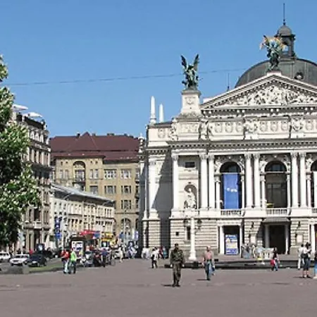 віп в центрі на вулиці проспект свободи 22 біля оперного театру біля вернісажу * Lviv