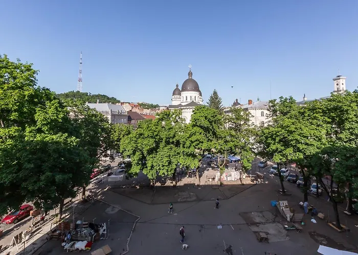 віп в центрі на вулиці проспект свободи 22 біля оперного театру біля вернісажу *