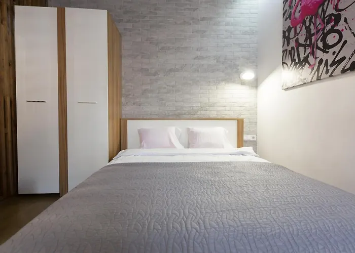 віп в центрі на вулиці проспект свободи 22 біля оперного театру біля вернісажу * Lviv