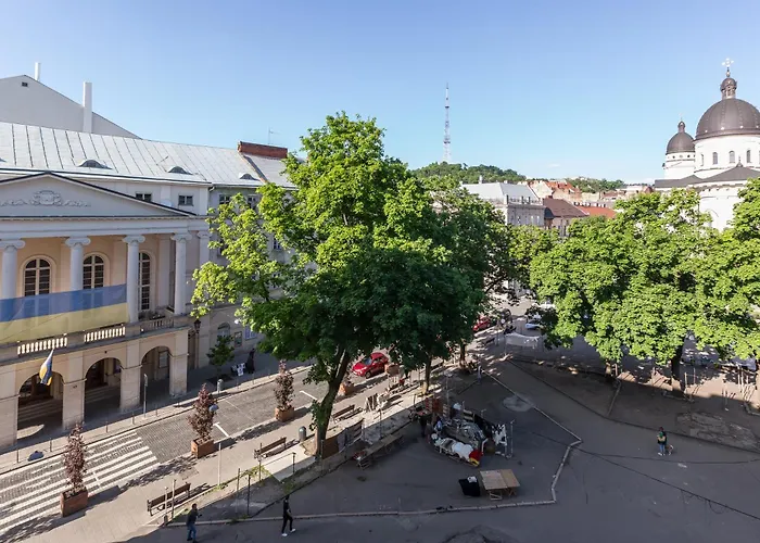 віп в центрі на вулиці проспект свободи 22 біля оперного театру біля вернісажу * Lviv