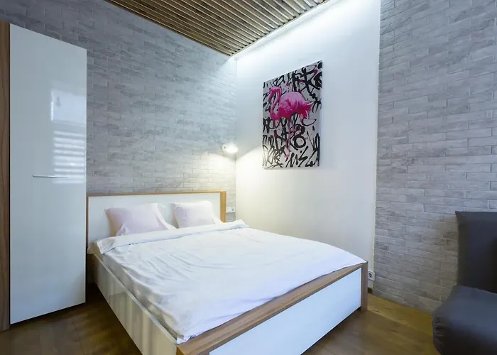 віп в центрі на вулиці проспект свободи 22 біля оперного театру біля вернісажу *