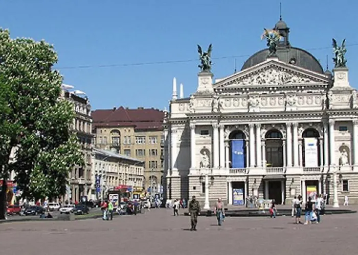 віп в центрі на вулиці проспект свободи 22 біля оперного театру біля вернісажу * Lviv