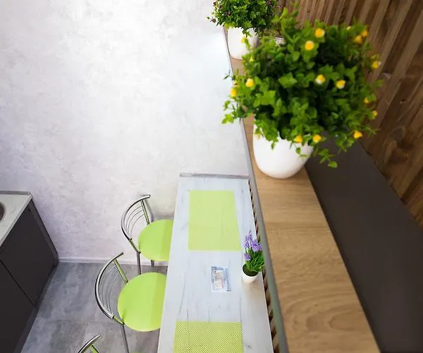 віп в центрі на вулиці проспект свободи 22 біля оперного театру біля вернісажу Lwów