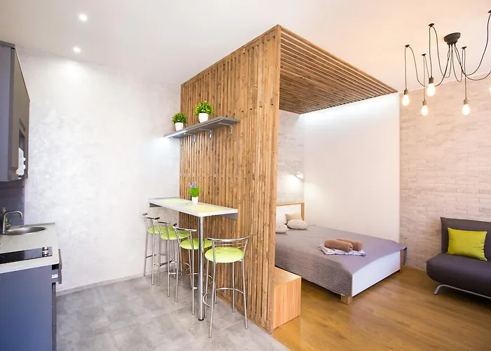 віп в центрі на вулиці проспект свободи 22 біля оперного театру біля вернісажу *