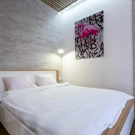 віп в центрі на вулиці проспект свободи 22 біля оперного театру біля вернісажу *