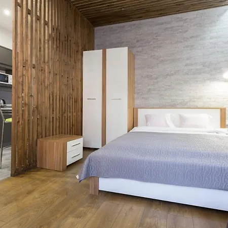 віп в центрі на вулиці проспект свободи 22 біля оперного театру біля вернісажу *