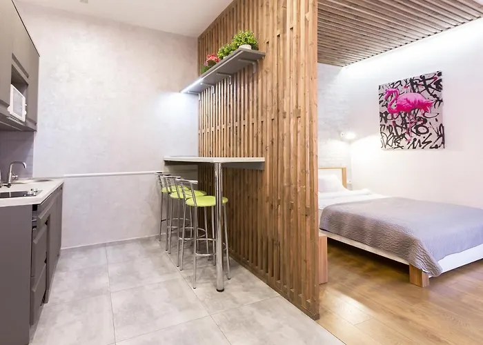 віп в центрі на вулиці проспект свободи 22 біля оперного театру біля вернісажу * Leópolis