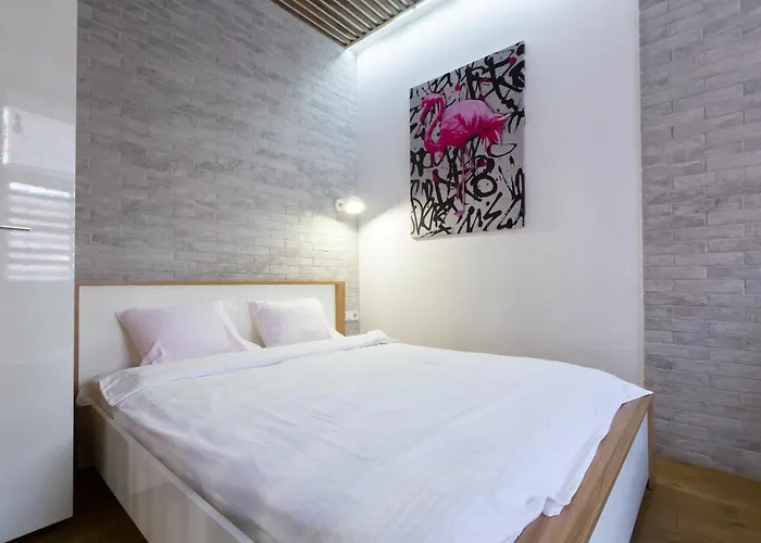 віп в центрі на вулиці проспект свободи 22 біля оперного театру біля вернісажу *