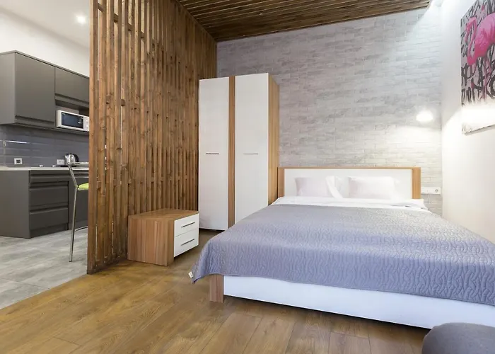 віп в центрі на вулиці проспект свободи 22 біля оперного театру біля вернісажу *